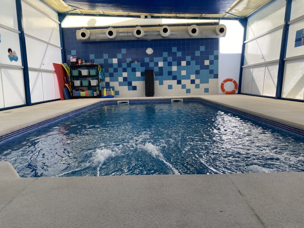 Clases de natación en El Recreo (piscina de sal en Gines)